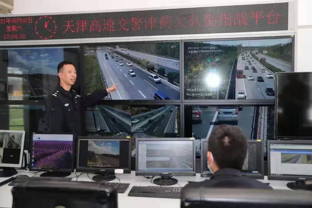 劳动节高速流量升，交警保畅，生命通道勿当超车道