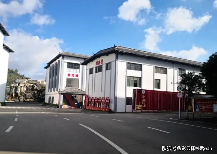 高考竞争激烈，昆明佑亦丰高级中学复读升学成果显著