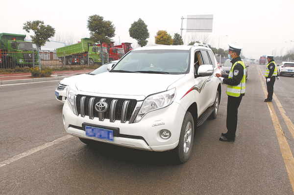 限号违规咋处罚？交警现场查处实录，这些车被罚了