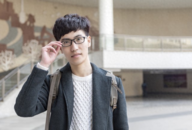 高校毕业季临近，大学生就业面临的挑战与应对建议