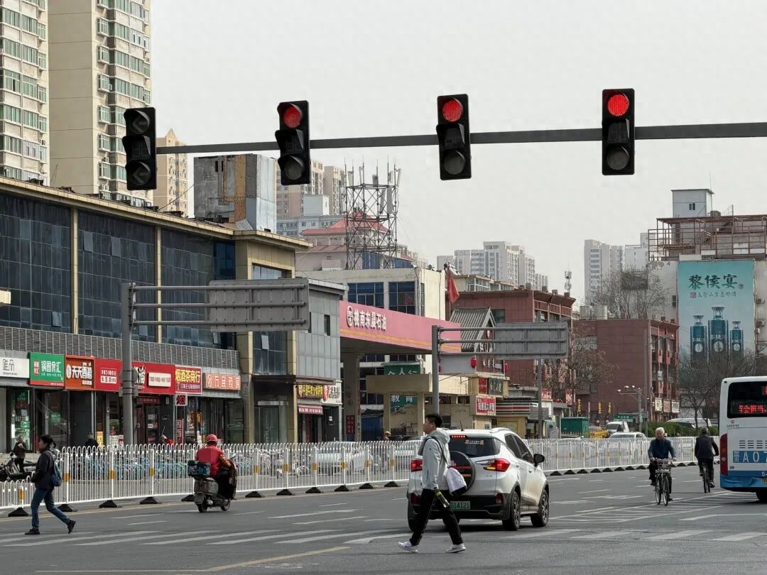 违章高发人群警惕！外卖骑手闯红灯逆行成常态