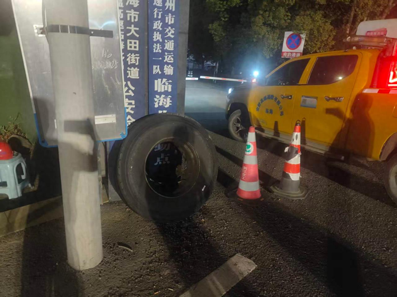 高速深夜轮胎脱落险酿祸，17分钟快速处置保安全