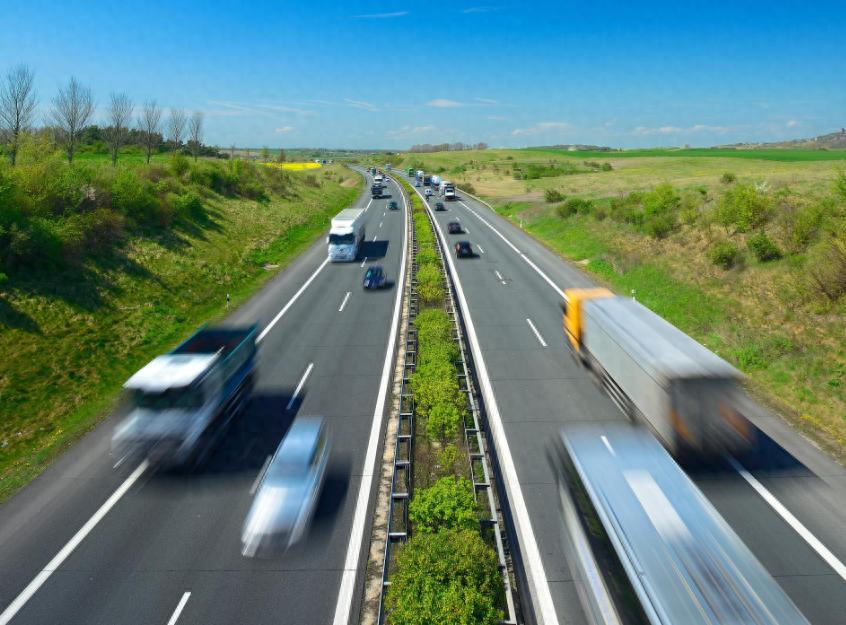 高速安全驾驶：守限速、调车速、保车距