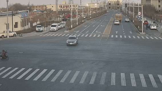 看典型交通案例，学闯红灯、转弯让行等违章安全教育知识