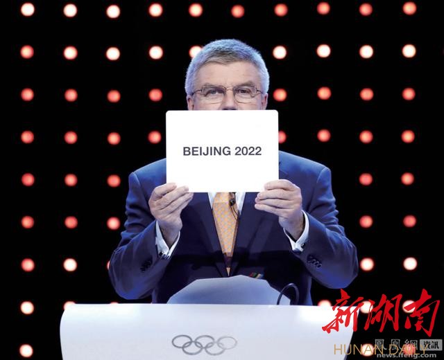 2015年北京申办2022年冬奥会成功，中国与奥运三度握手