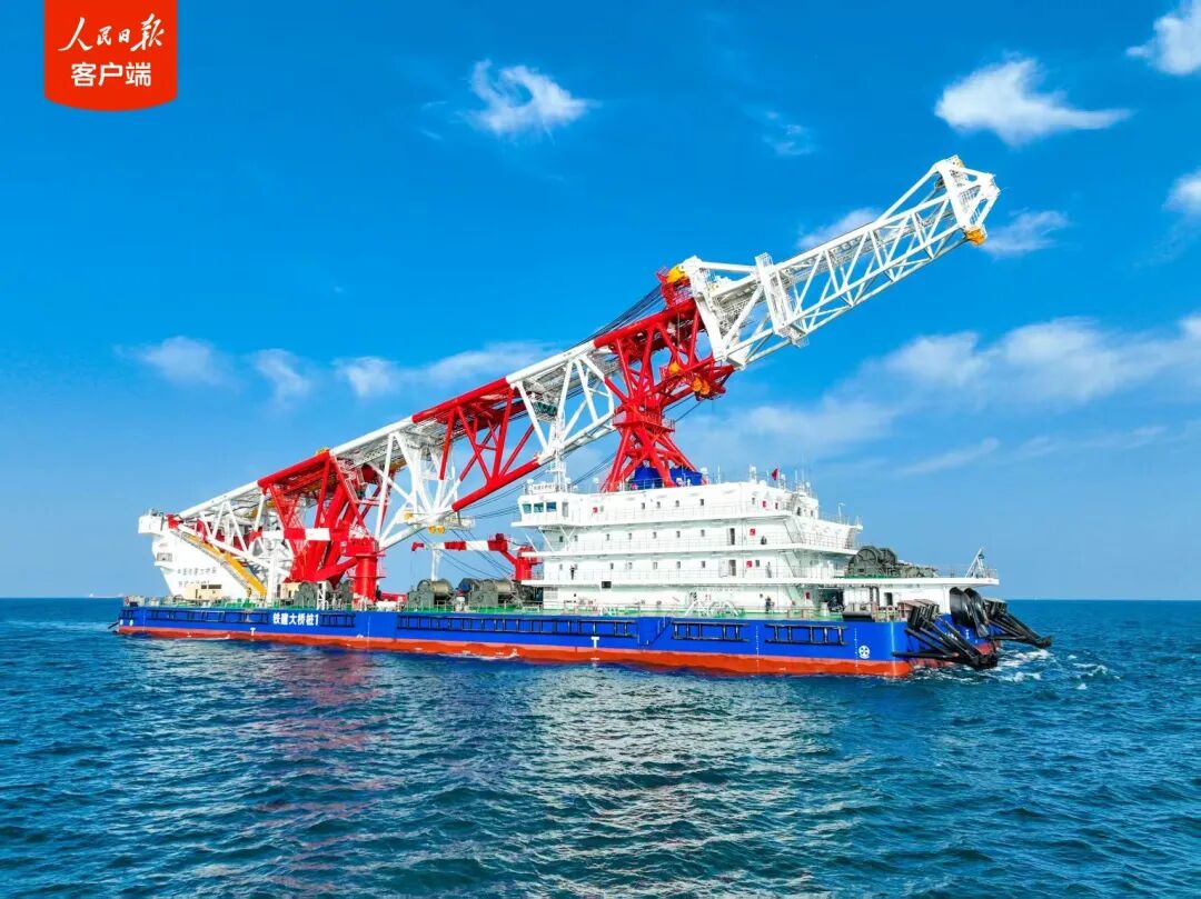 全球最大打桩船“铁建大桥桩1”号正式下线.jpg