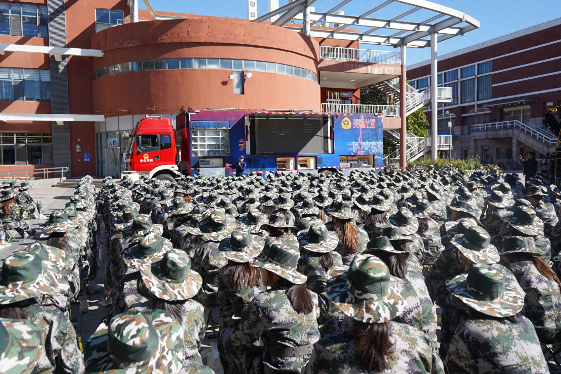 首都经贸大军训遇消防主题活动，新生体验多样消防项目学逃生