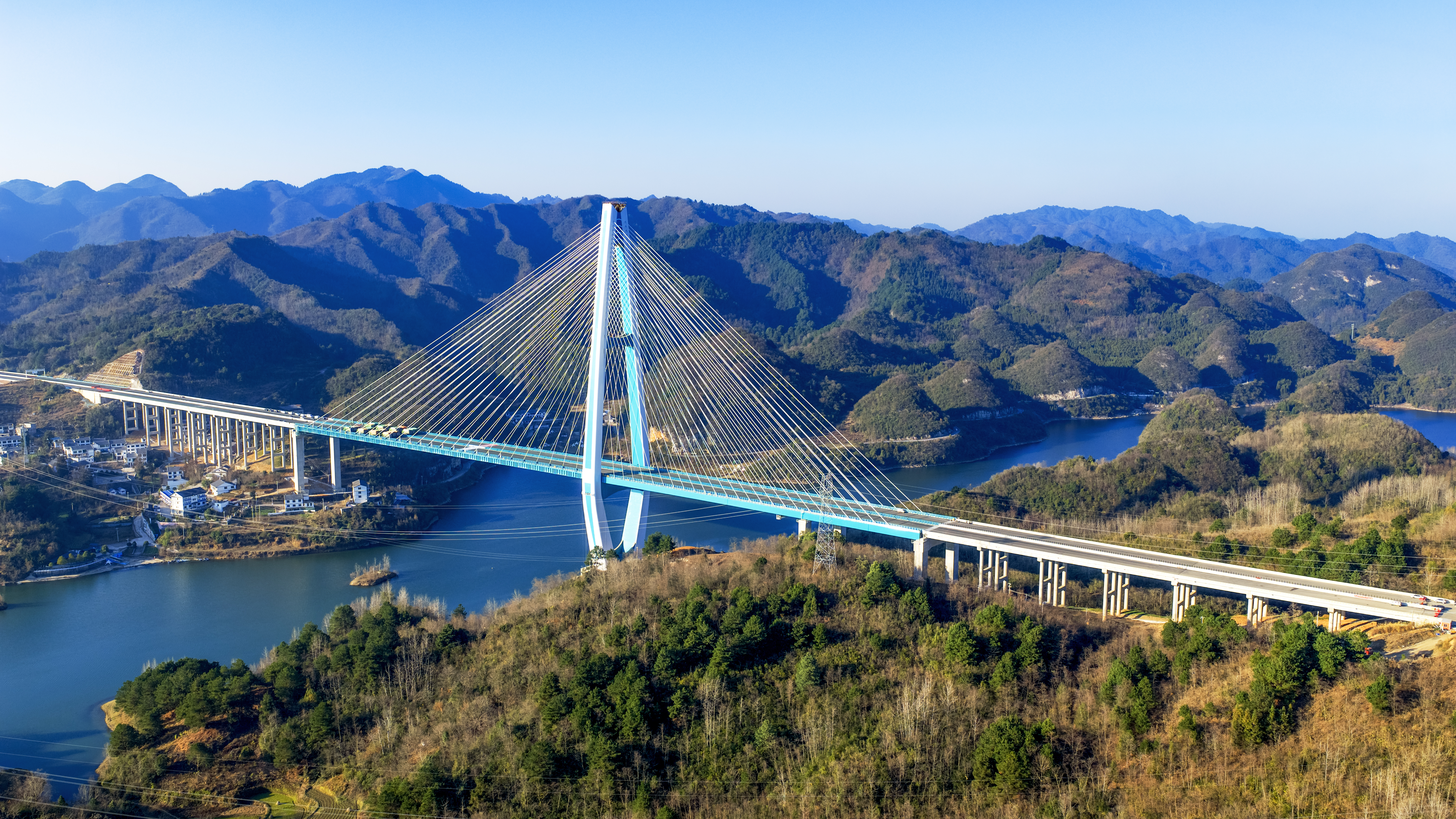 贵州交通版图重塑：高速通车里程达4216公里，天堑变通途