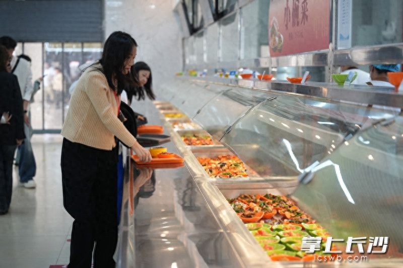长沙高校食堂刮起健康风，减脂餐成学生新宠