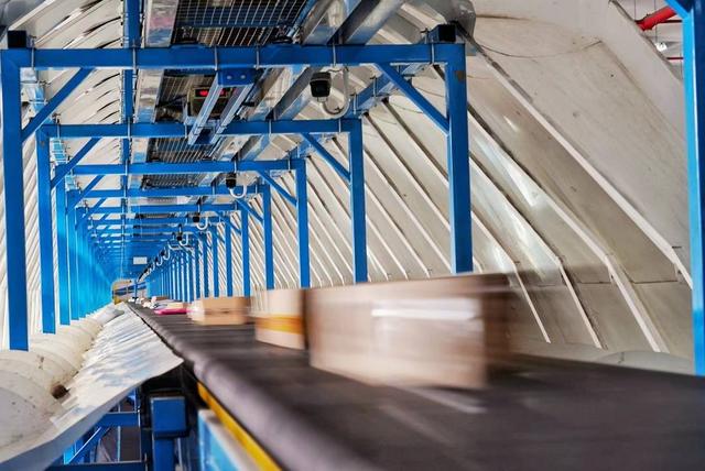 春节快递不打烊，年货寄送高峰到