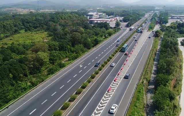 高速开车三秒跟刹法，选对车道更安全