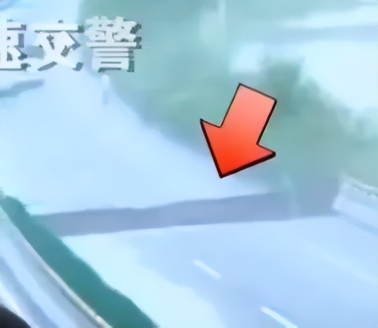 高速桥梁坍塌致车辆坠落,出行需注意