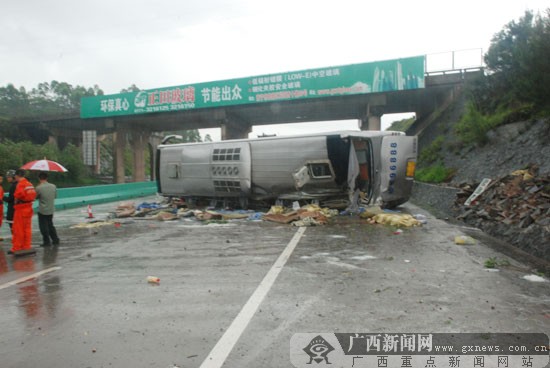桂海高速南宁北海段车祸致 1 死 28 伤，钦州紧急救援