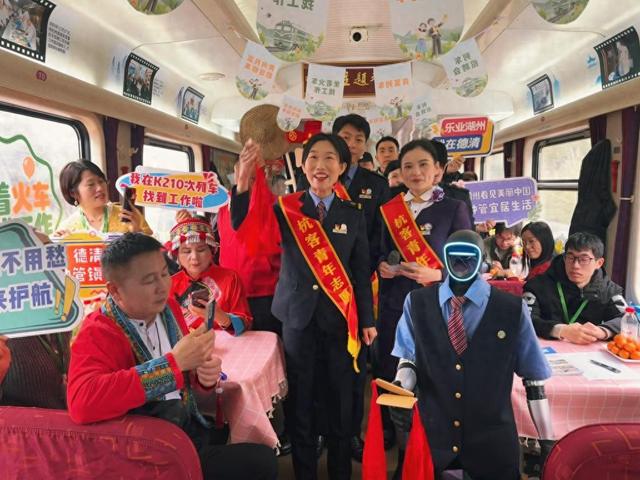 列车上的招聘会：企业招贤纳士，务工旅客求职寻岗两不误