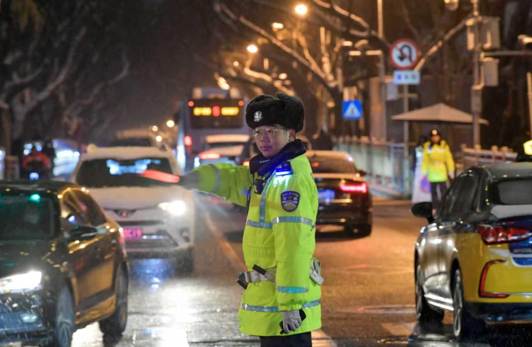 北京交管部门增警力疏堵治乱，早晚高峰交警明显增多