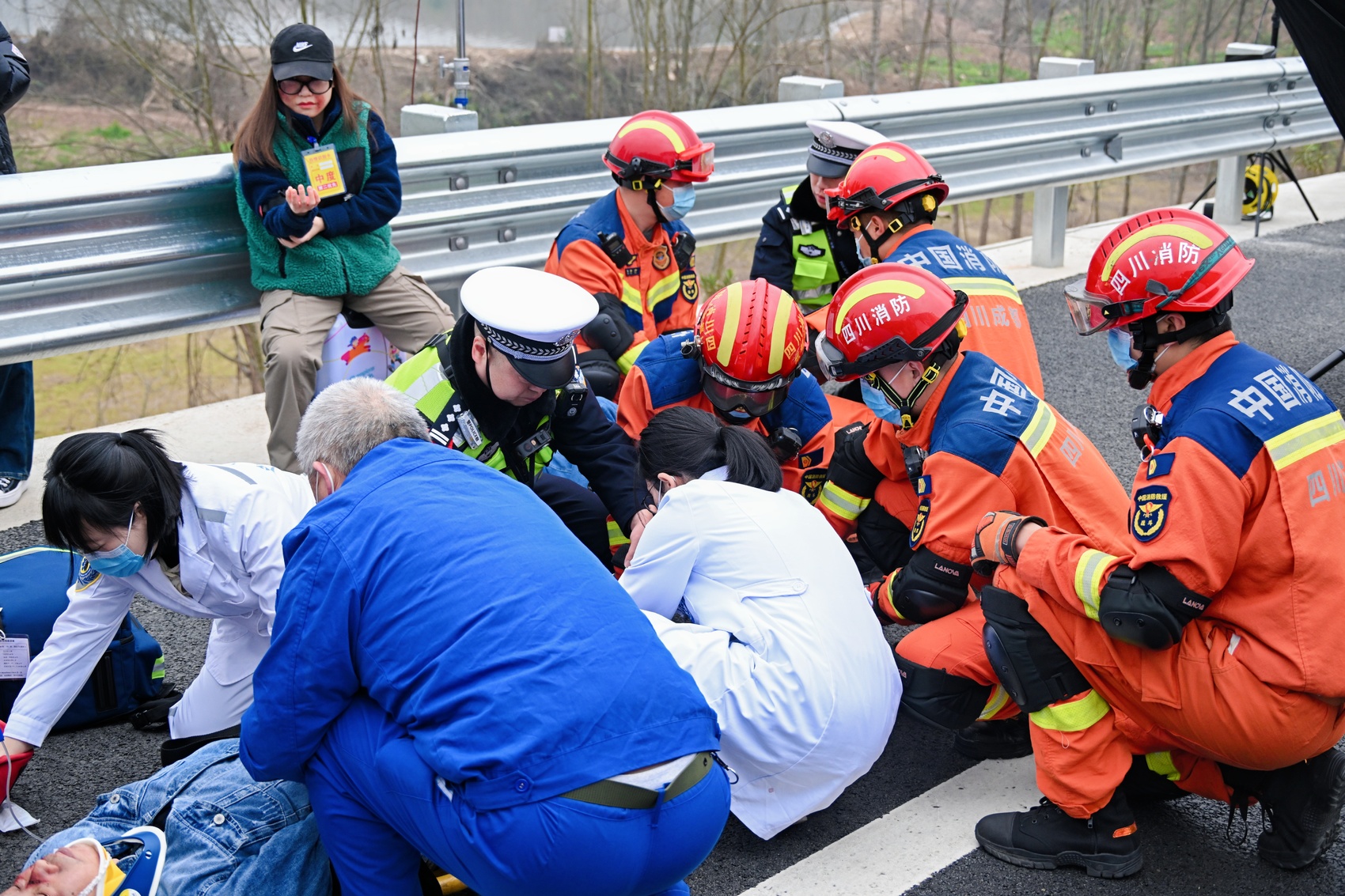 高速事故救援演练：直升机出动，伤员快速送医