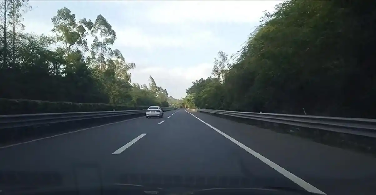 高速保命驾驶技巧大公开！出行前准备及车道行驶法则要牢记