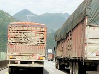 高速路上如何‘对付’货车避免事故，超越货车有啥技巧？