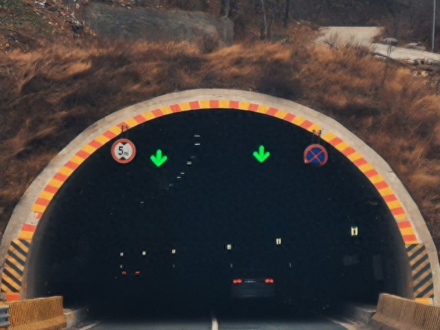 跑高速过隧道必看！这些交通标志关乎12分，别再疏忽啦