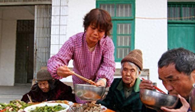 办完父亲的​​后事，我和弟弟都离开了家乡，但姨妈的话让我哭了。