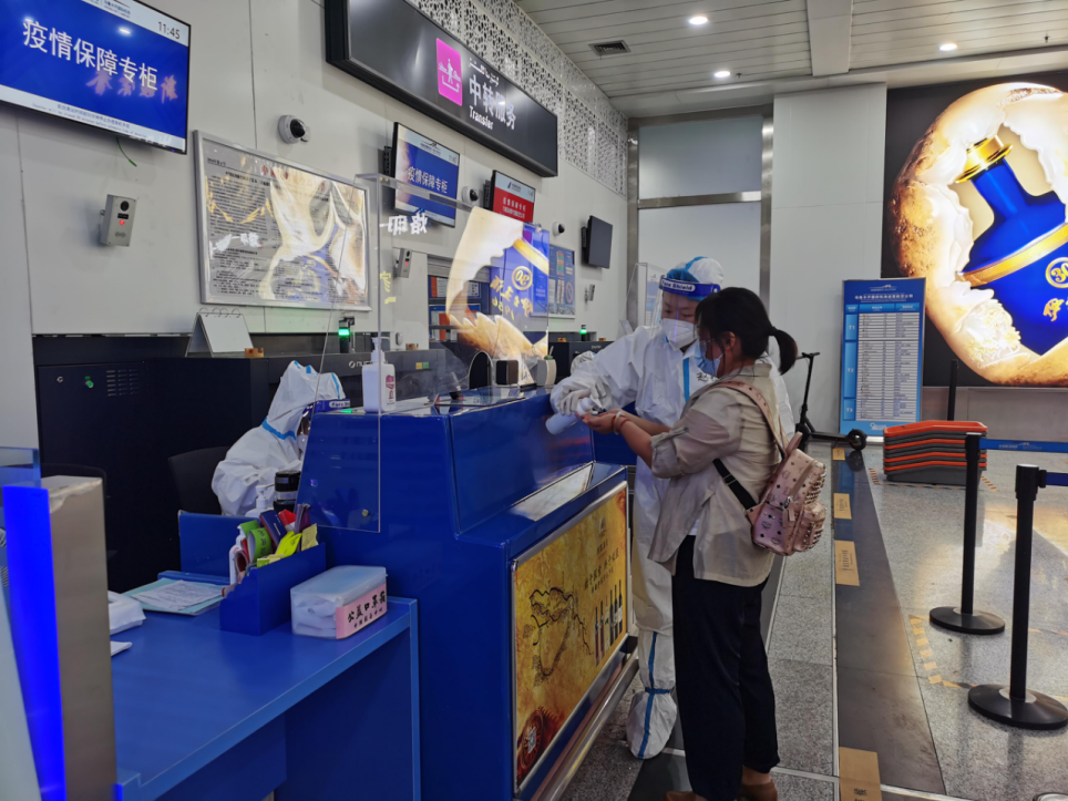 疫情下旅客回乌接娃遇难题，工作人员暖心帮忙解困