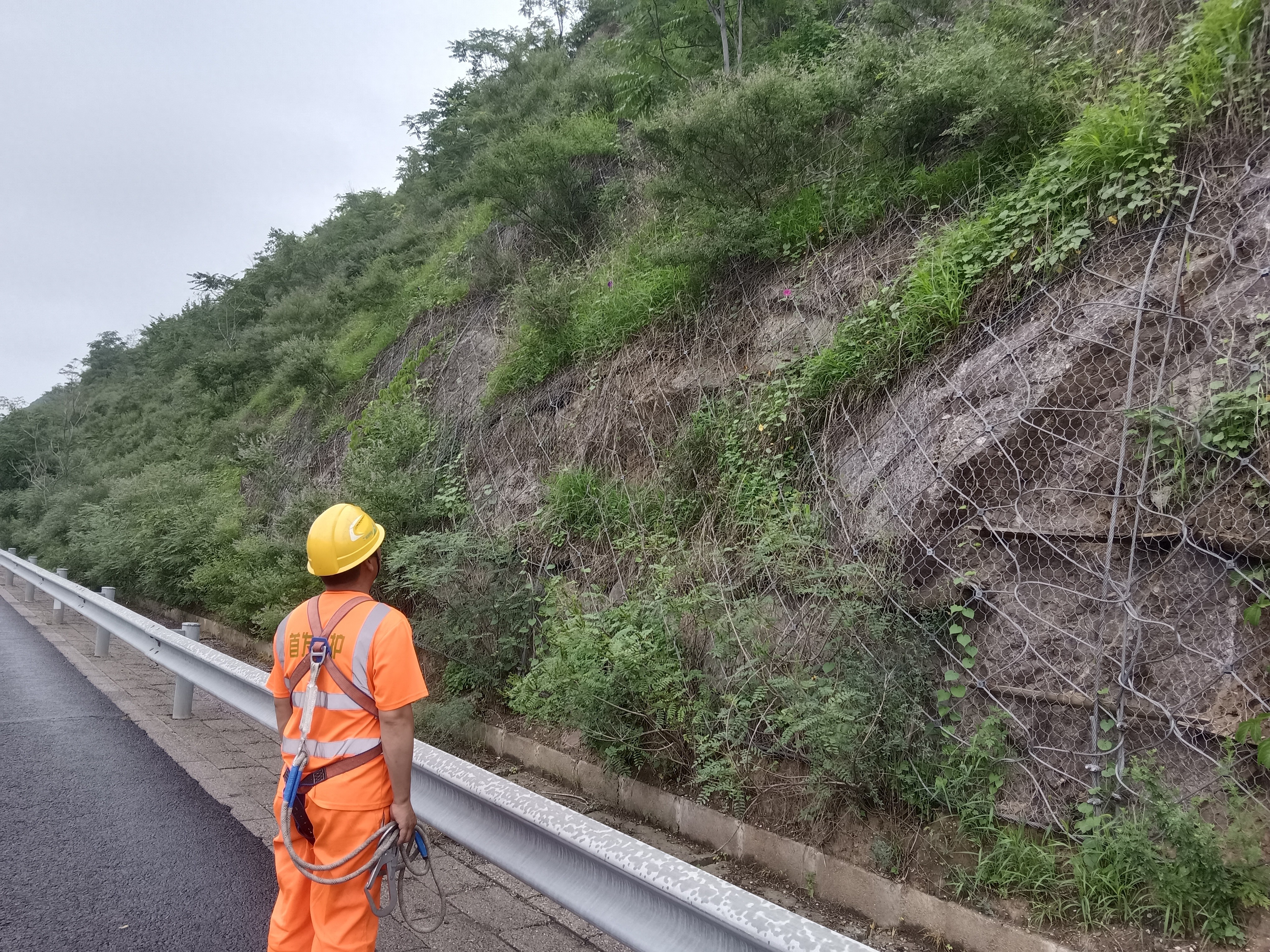 北京首发养护公司强降雨下多措并举保高速道路通行安全