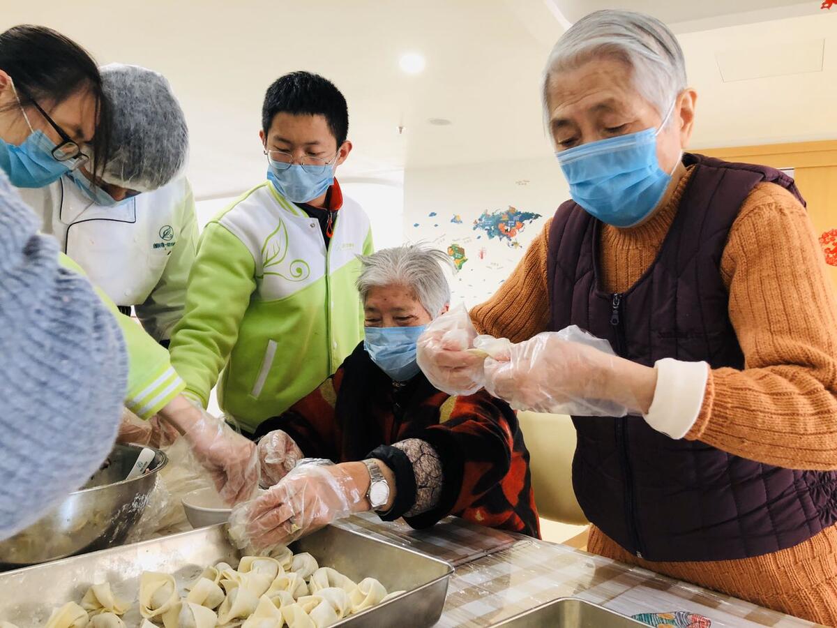 疫情下宁波养老机构封闭管理，大学生坚守为长者送关怀