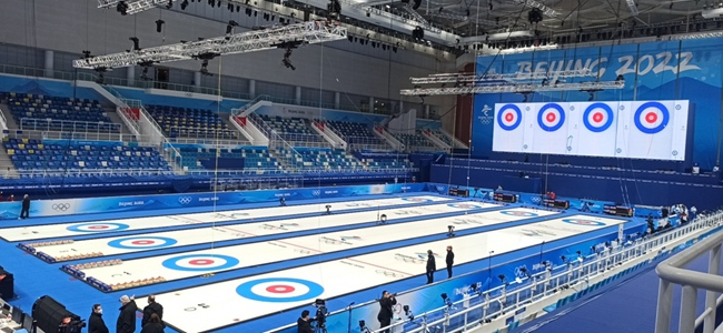 2月2日晚冰壶混合双人赛将在‘冰立方’打响，赛前已彩排