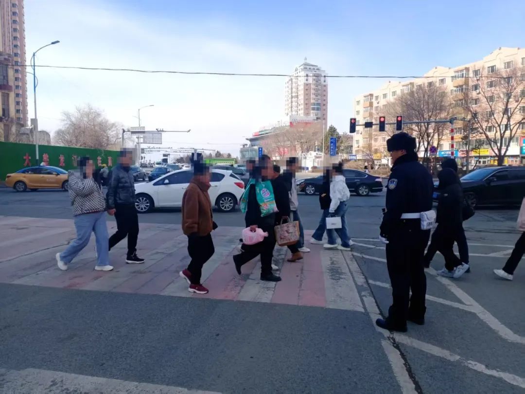 哈尔滨交警加大行人违章治理，营造安全有序交通环境