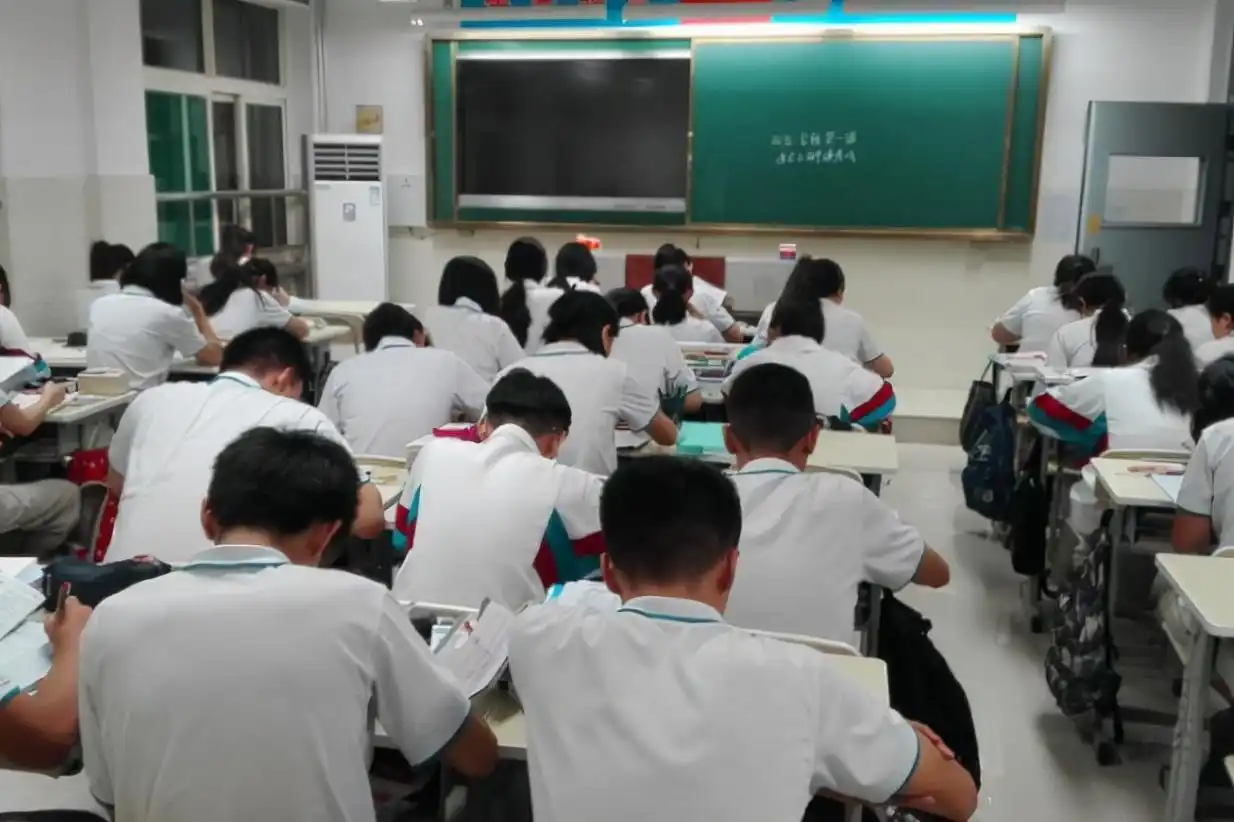 大学生吐槽课程安排差异大，专业不同课量悬殊