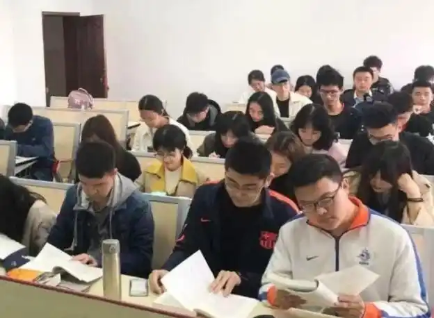 大学生吐槽课程安排差异大,专业不同课量悬殊