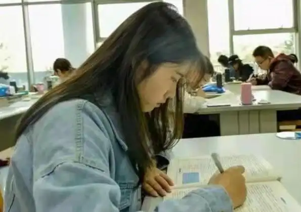 大学生吐槽课程安排差异大,专业不同课量悬殊