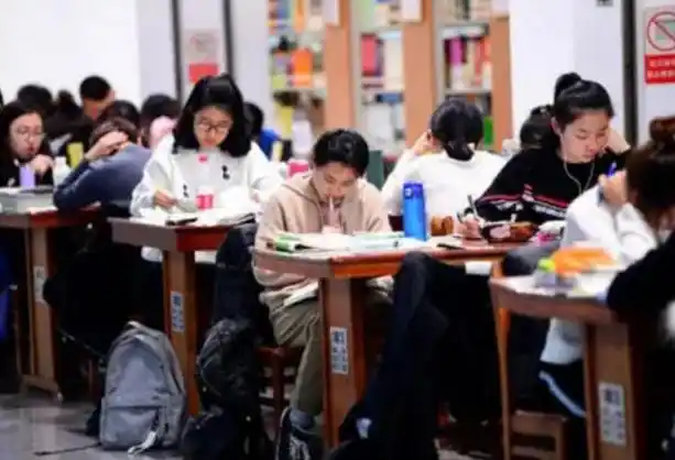 大学生吐槽课程安排差异大,专业不同课量悬殊