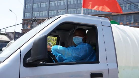 一家三口齐上阵！投身社区疫情防控，守护大家健康安全