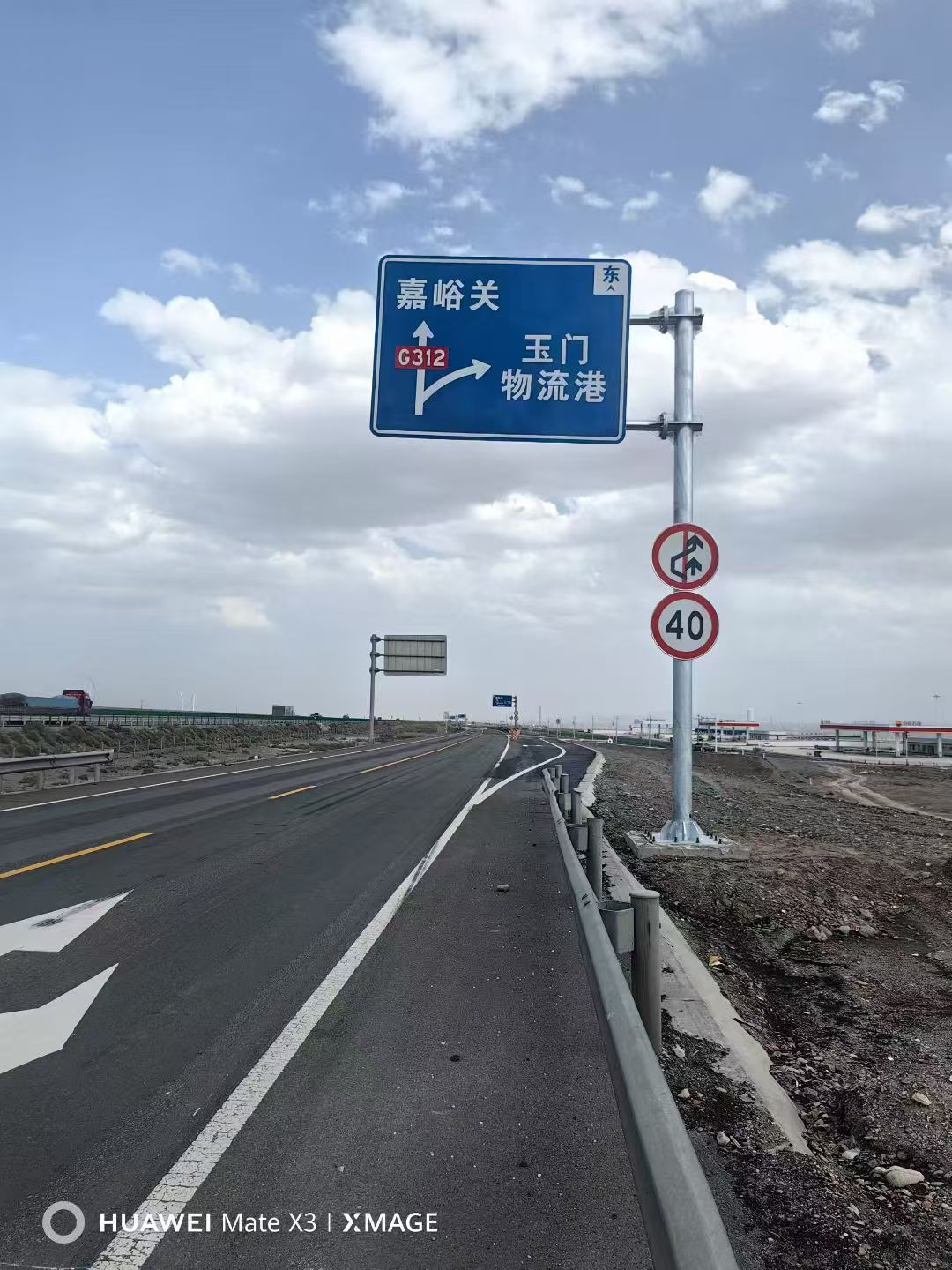 高速交通标志杆及景区标志牌杆：功能、设计与价值全解析