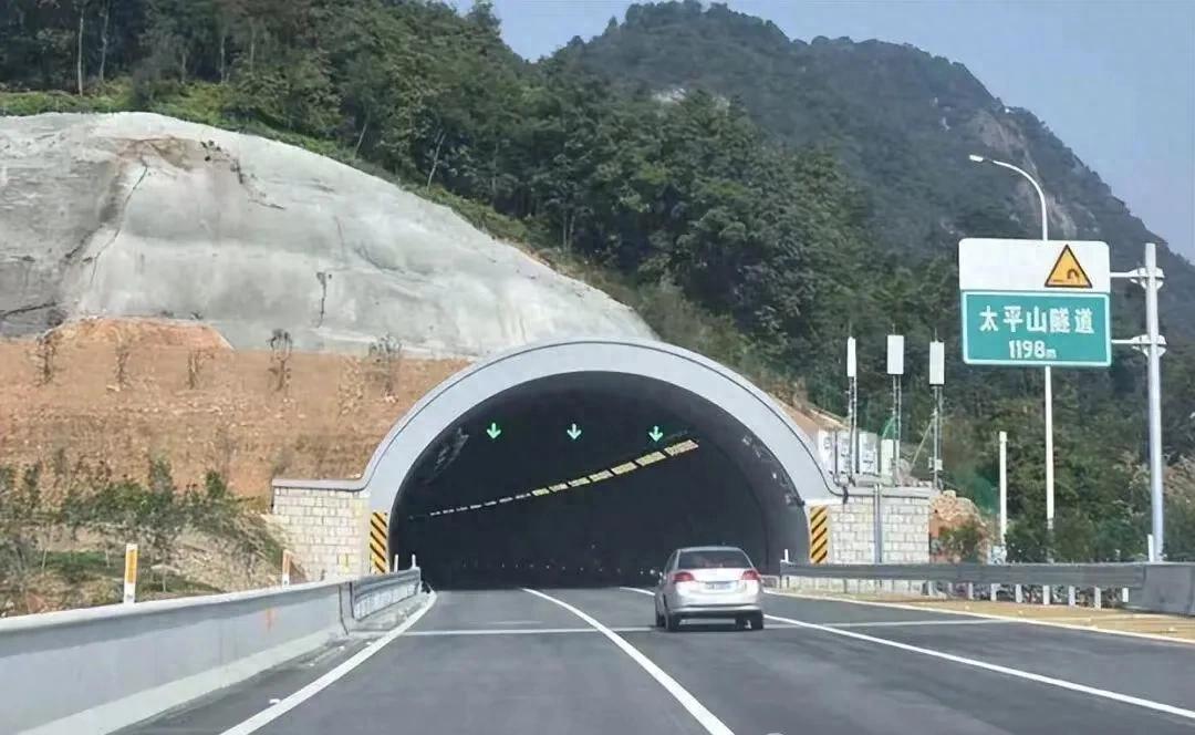 跑高速进隧道易吃亏！蓝色标志和限速有这些关键门道