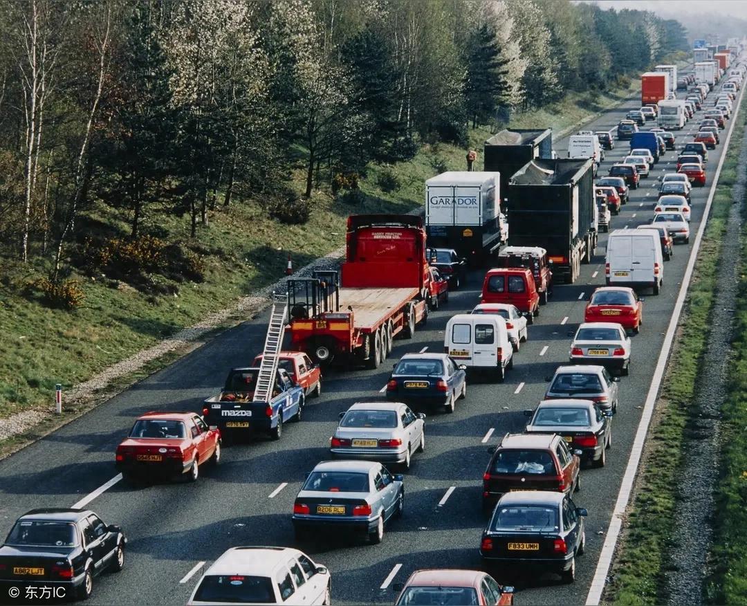 高速节假日免费政策引多方争议，未来收费规则或因自动驾驶改变