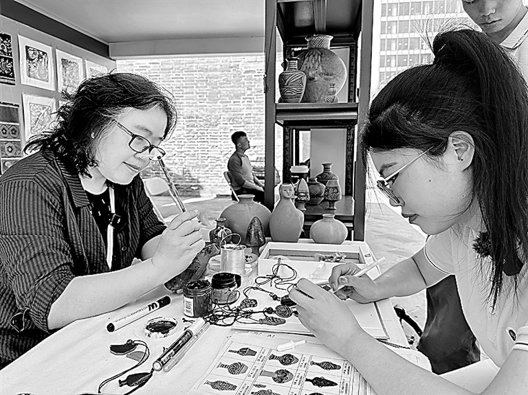 高校文创火出圈，从纪念品变身份符号融入大学生活