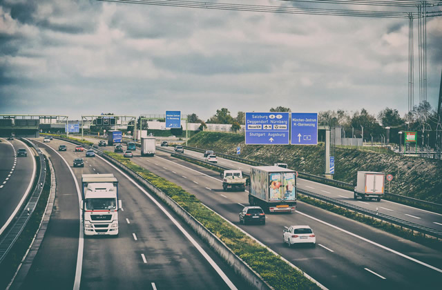 高速行驶规则：时间规定、注意事项及车道行驶要求