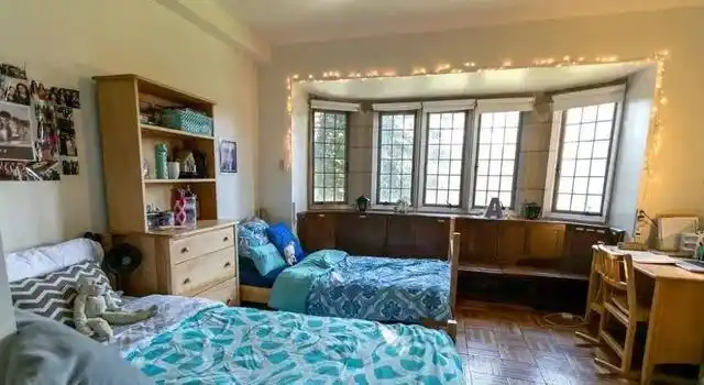 大学宿舍环境多样，对学生影响大，和谐相处很重要