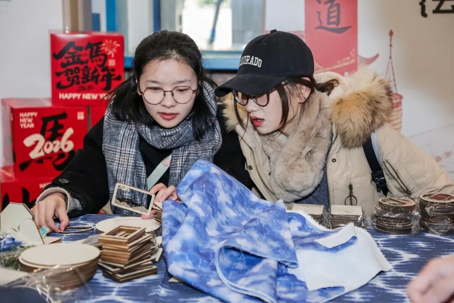 沪上高校食堂新春活动多，留校学子感受满满年味与乐趣