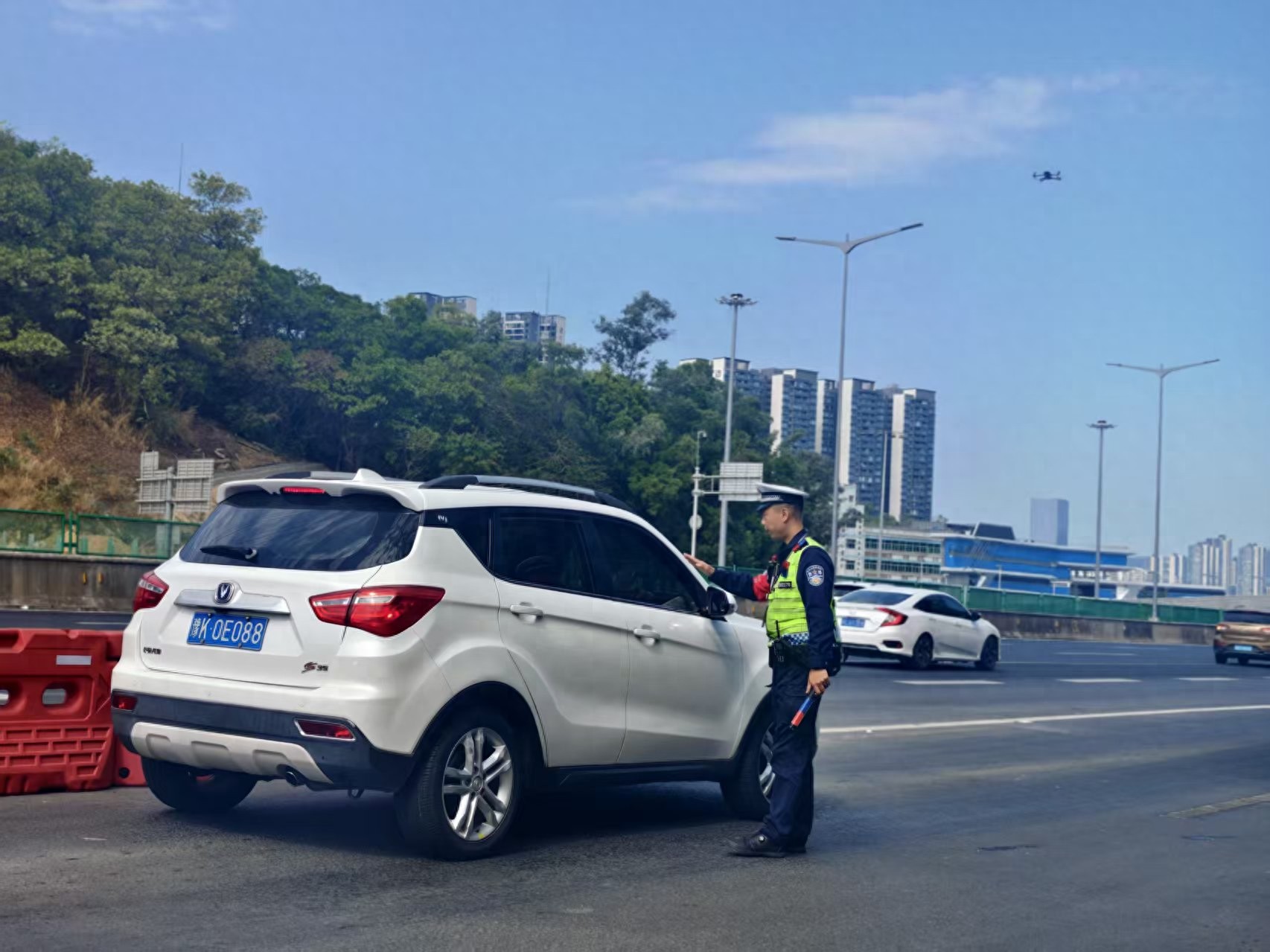 春运深圳高速大车流，交警强化治理保安全，无人机助力快处置