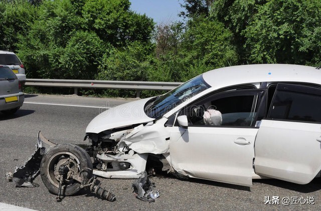 高速事故别慌！牢记车靠边人撤离即报警，保命又省钱
