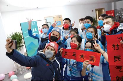 北京冬奥会志愿者风采：开幕式上的温暖光与湛蓝背影