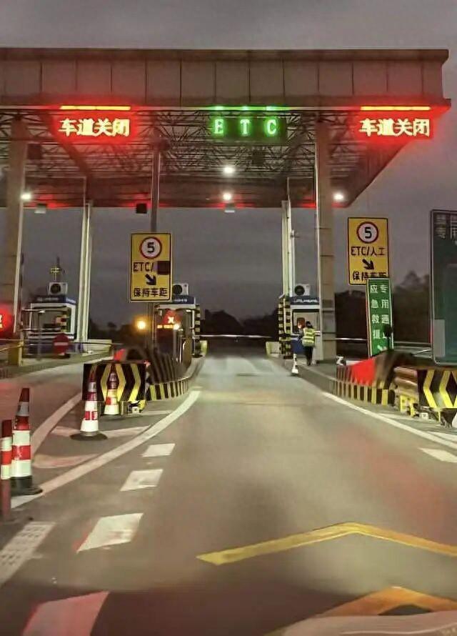 四川车主途经珙县收费站，因无ETC被迫绕行，咋回事？