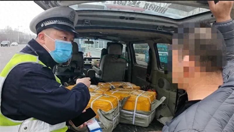 漯河查处客车违规载货、货车违法载人，看看都有啥后果？