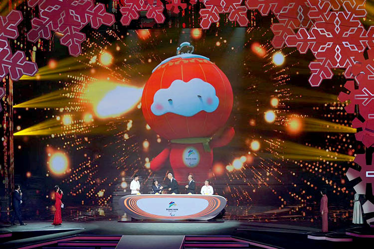 北京冬奥会和冬残奥会吉祥物揭晓,冰墩墩雪容融亮相