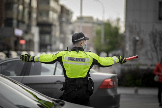 车被追尾别先问责任！交警提醒做好这3步，不吃亏少麻烦