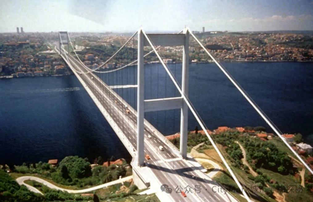 盘点世界著名悬索桥：跨越海峡，连接欧亚，见证工程奇迹