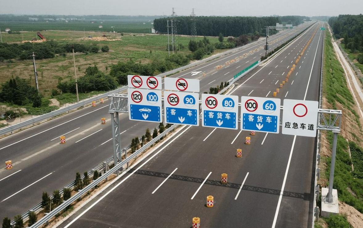 高速分道限速规则详解,为何115km/h跑四车道高速会被拍超速?